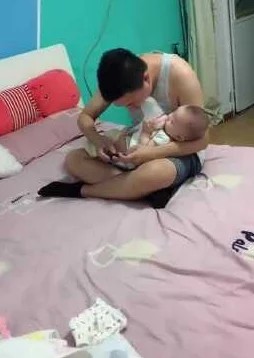 男人边吃奶边玩下面视频最近爆红网络引发热议